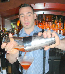 Bartender%20Miles%20Thomas%20makes%20Negroni.JPG