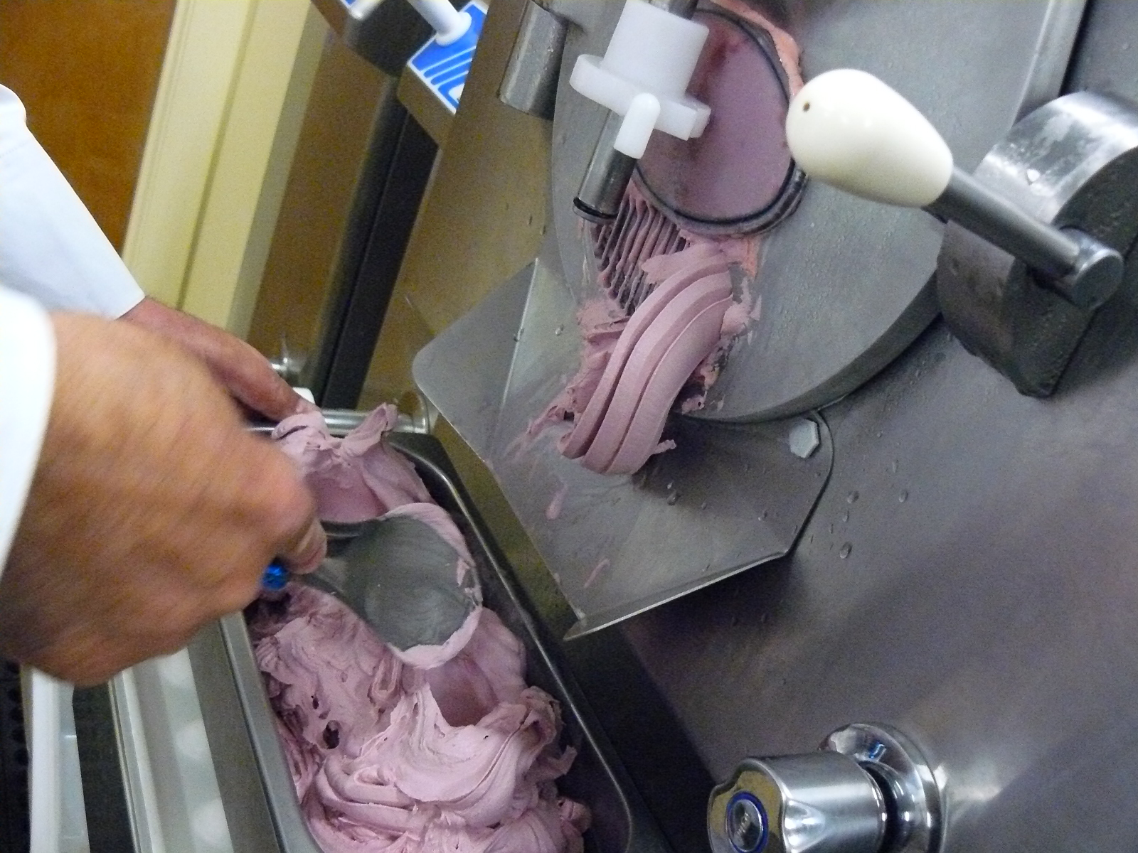 http://www.cornichon.org/Gelato%20coming%20out%20of%20the%20machine.JPG