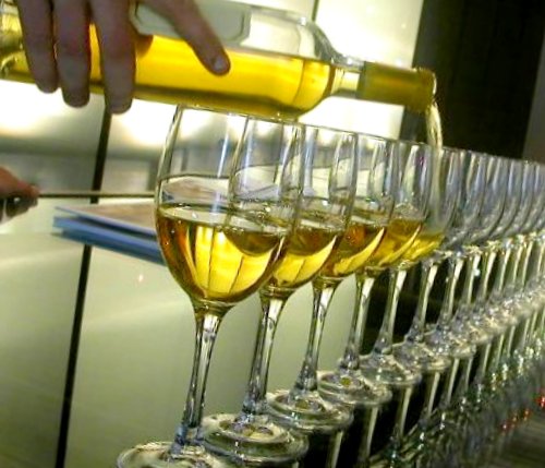 Pouring Yquem.JPG