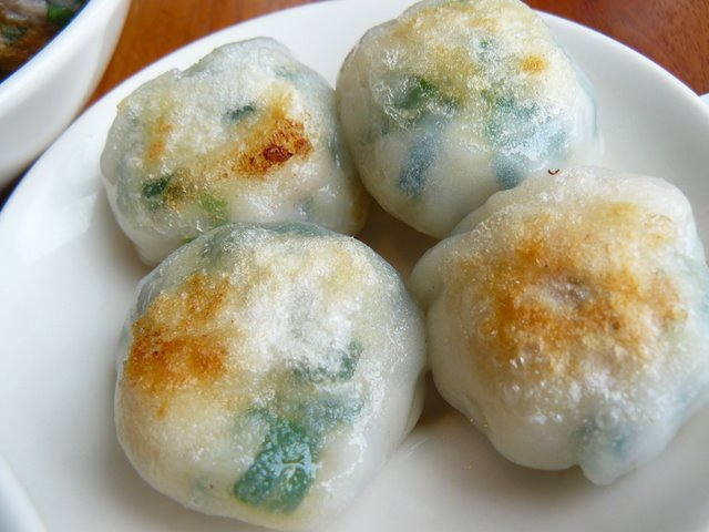 http://www.cornichon.org/Scallop_chive_dumpling.JPG